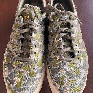adidas Camo-Pattern Low-Top Sneakers - Olive Green & Tan